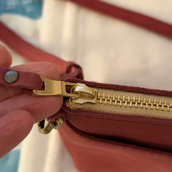 Portland Leather Classic Poppy  Crossbody Bag - Picture 9 of 13